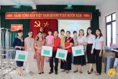 Hội chữ thập đỏ Huyện Thanh Oai phối hợp với công ty TNHH B.BRAUN Tặng quà cho trường mầm non Đỗ Động