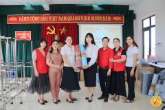 Hội chữ thập đỏ Huyện Thanh Oai phối hợp với công ty TNHH B.BRAUN Tặng quà cho trường mầm non Đỗ Động