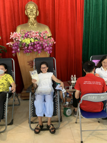 Cô giáo Nguyễn Thị Thúy tham gia hiến máu tình nguyện