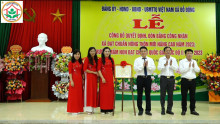Các đồng chí đại diện Huyện ủy- UBND huyện Thanh Oai trao bằng công nhận trường chuẩn Quốc gia mức độ 2 cho trường mầm non Đỗ Động